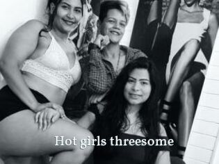 Hot_girls_threesome